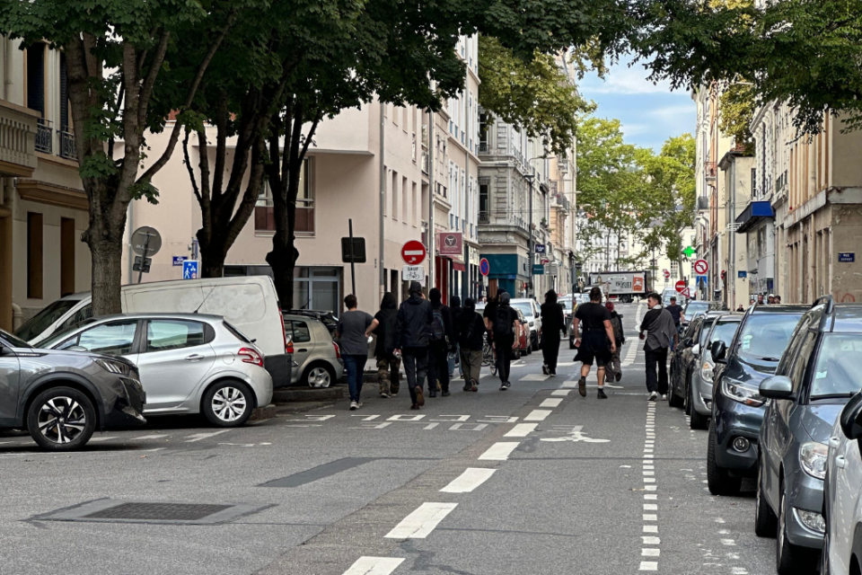 Un petit groupe de manifestants circule dans la matinée dans le 3e arrondissement de Lyon.