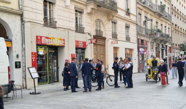 Petit tour rue Victor-Hugo à la rencontre des commerçants, ce jeudi matin, pour Grégory Doucet, maire de Lyon, Antoine Guérin, préfet délégué à la Sécurité et Régis Poly, vice-président de la CCI. Photo Christelle Lalanne