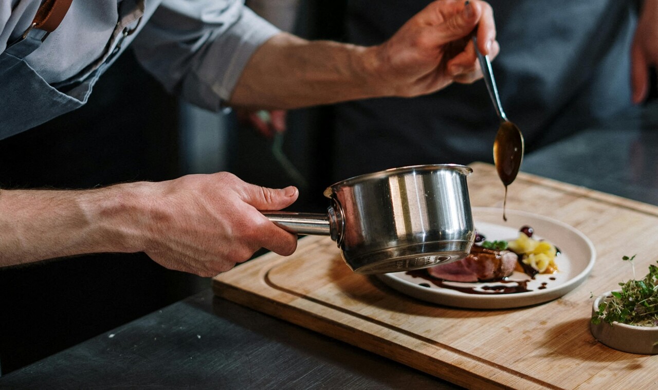 Son restaurant gastronomique à peine ouvert à Paris, ce jeune chef est déjà sacré par Gault et Millau