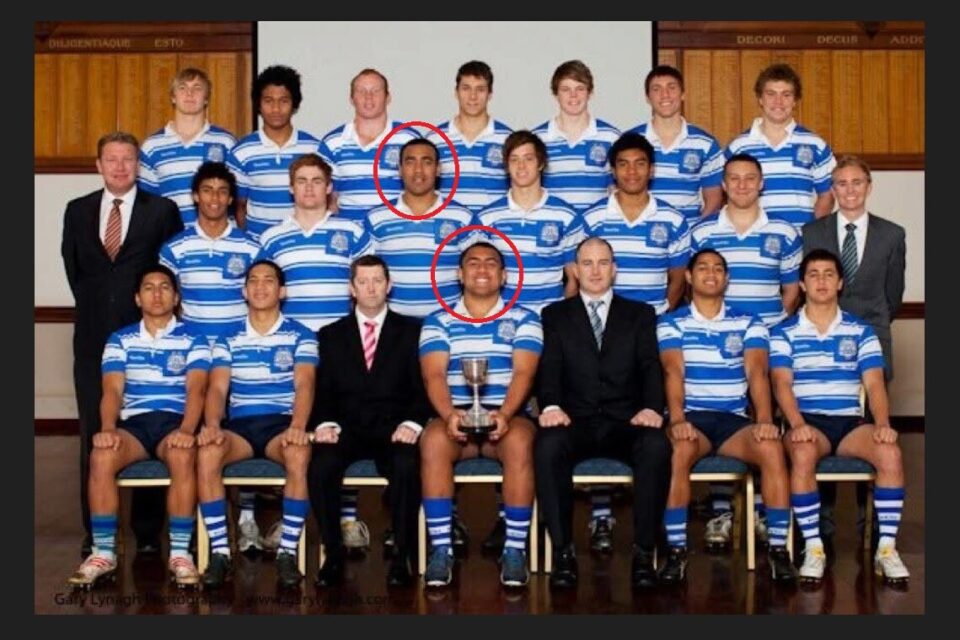 Phil Kité et Caleb Timu avec le trophée symbolisant le championnat remporté.