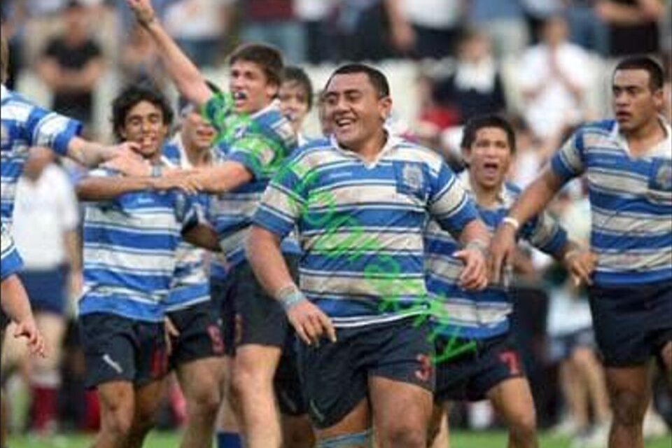 Phil Kité, au centre, et Caleb Timu, à droite, sous le même maillot en 2010.