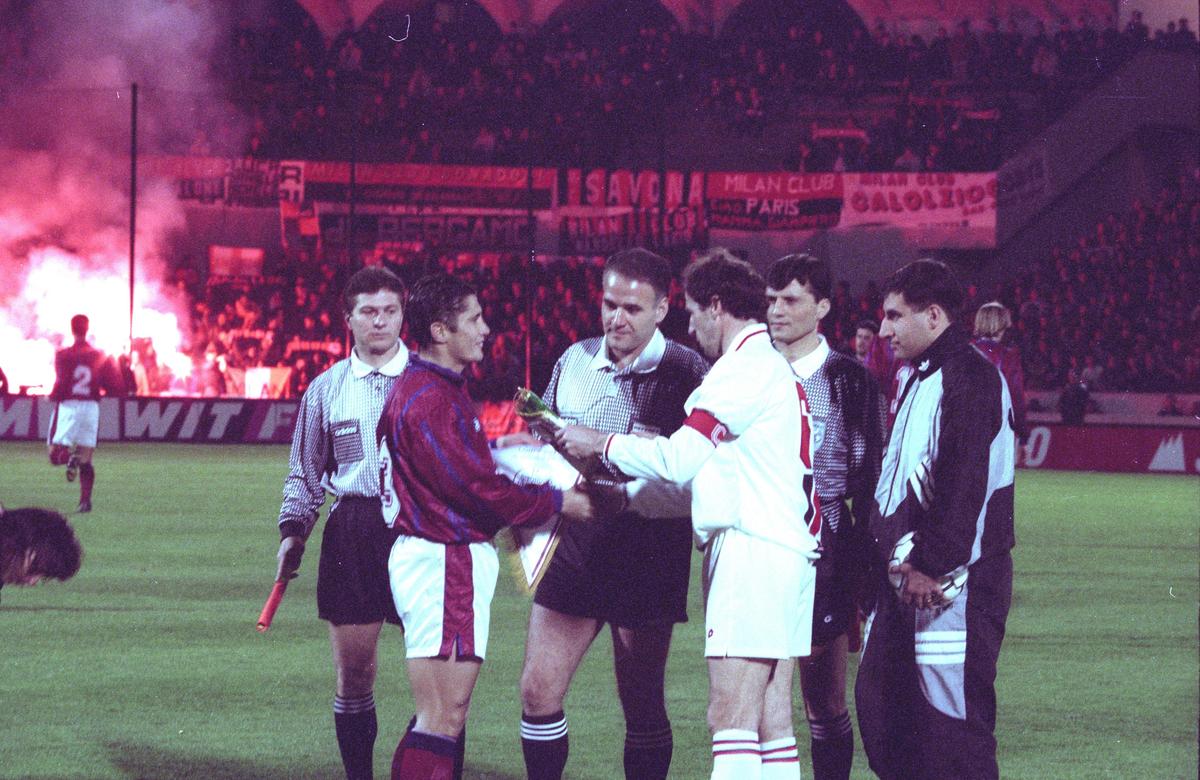Echange de fanions avant le match Bordeaux-Milan AC de 1996 entre les capitaines Bixente Lizarazu et Franco Baresi. Selon le défenseur basque, ce stade a « une âme ».