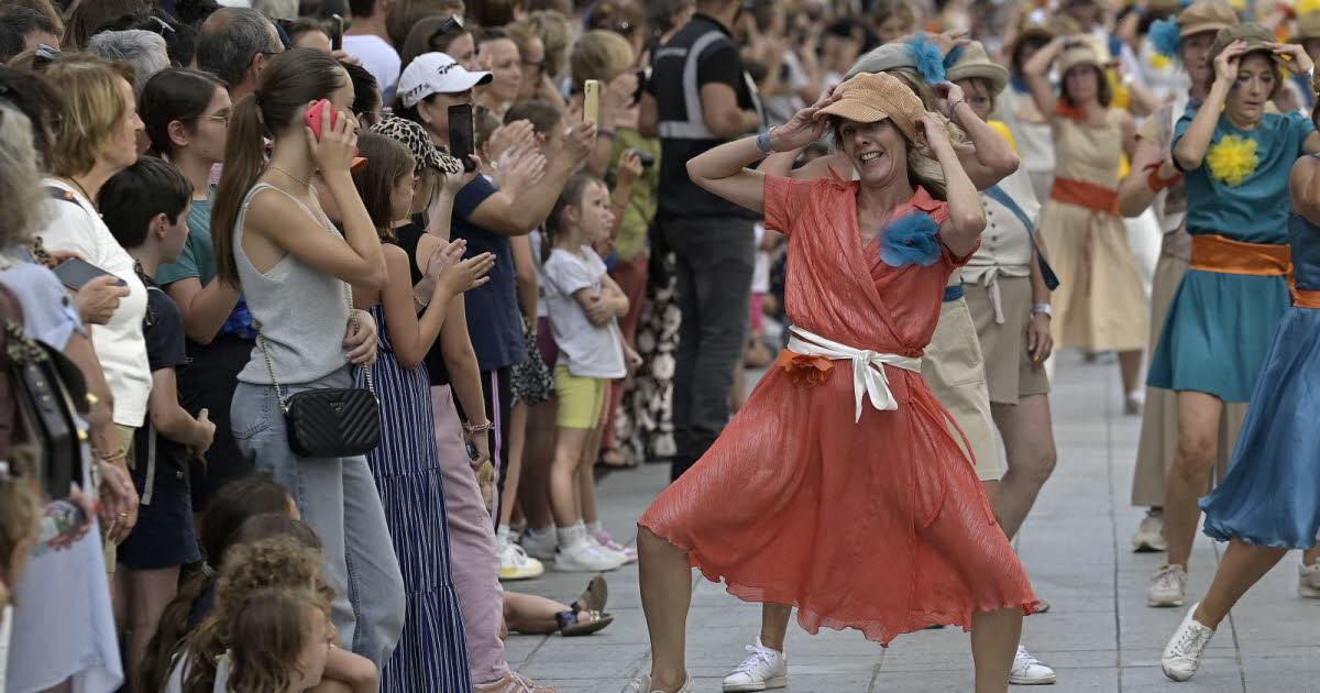 revivez le 15e défilé aux 3 000 danseurs