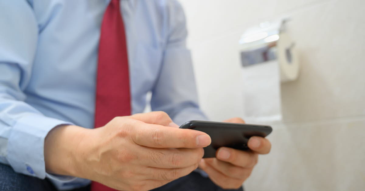 Santé. Scroller aux toilettes augmente le risque de développer cette maladie très incommodante