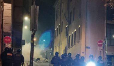 Lyon. Feux de poubelles et tirs de mortiers en marge du « pot de départ » de François Bayrou