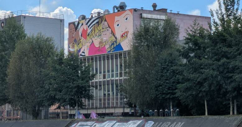 Strasbourg. Au Port du Rhin, l’œuvre de Sophia Lang a pris place sur la façade des Cafés Sati