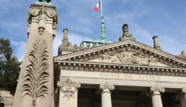 sa mère condamnée pour s’être débarrassée de deux autres armes blanches