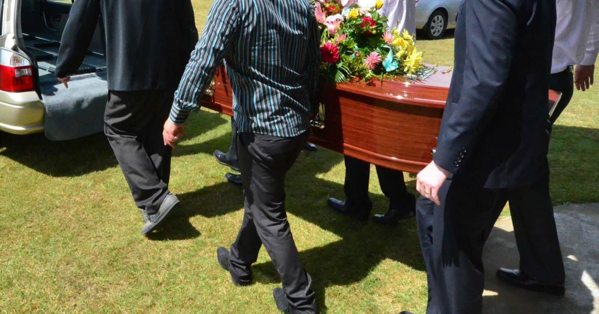 un père s'effondre lors de l’enterrement de son fils et meurt