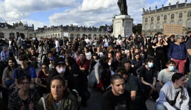 du monde dans la rue et sur les ronds-points
