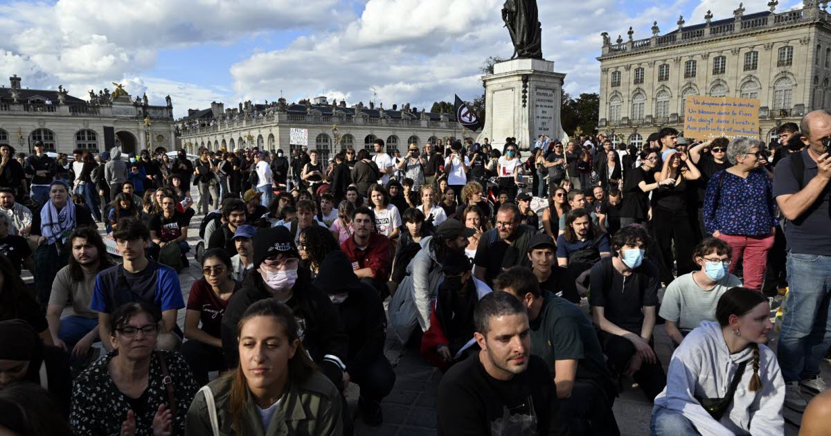 du monde dans la rue et sur les ronds-points