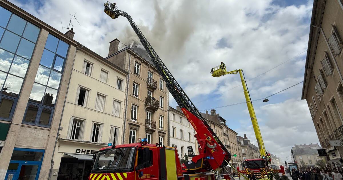 un spectaculaire incendie bloque un axe central de la ville