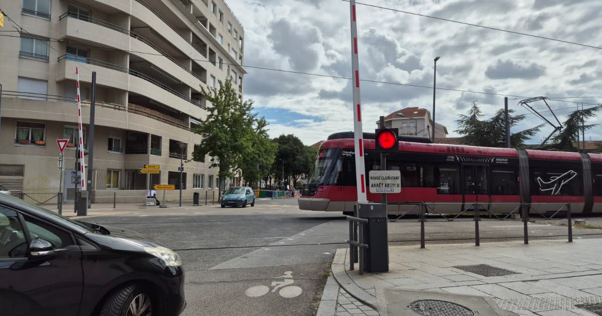 pourquoi la barrière de ce passage à niveau est-elle toujours relevée depuis cet été ?