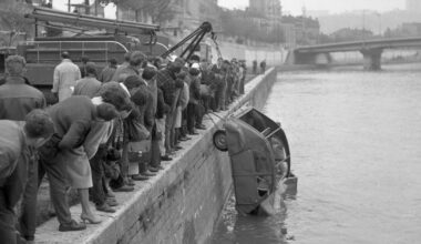 En images. Une Citroën 2 CV remontée de la Saône à Lyon... Dans les archives du Progrès en 1961