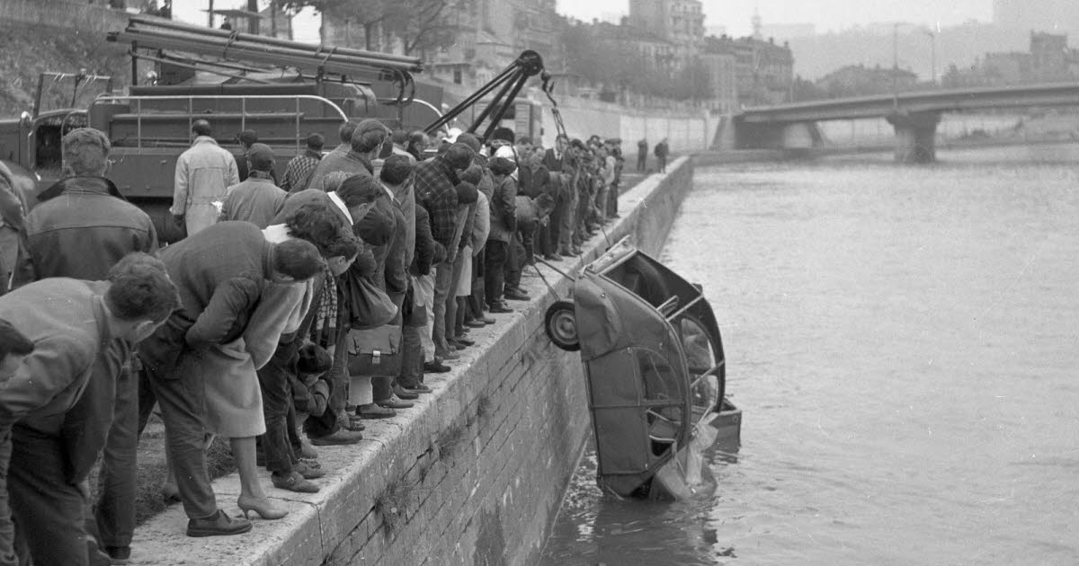 En images. Une Citroën 2 CV remontée de la Saône à Lyon... Dans les archives du Progrès en 1961