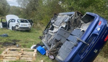 carcasses de véhicules et déchets laissés sur place