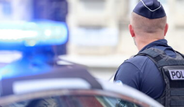 un policier blessé après avoir été traîné sur plusieurs mètres