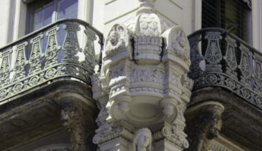 Lyon. Les statues d’angles nous renseignent