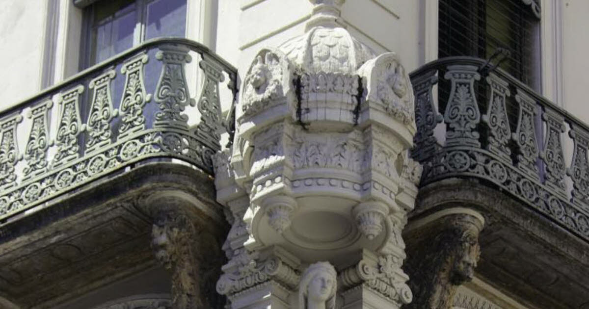 Lyon. Les statues d’angles nous renseignent