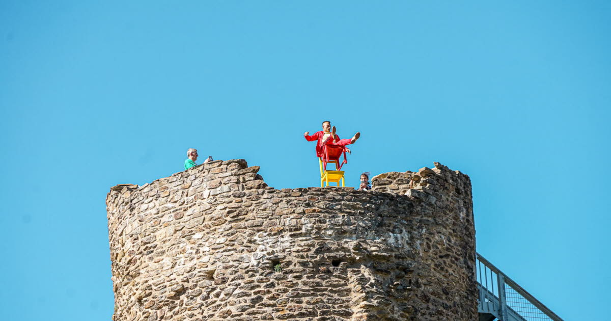 Loire. Contre le vent, l'équilibriste stéphanois Soon l’ordinaire joue avec le vide au château de Rochetaillée