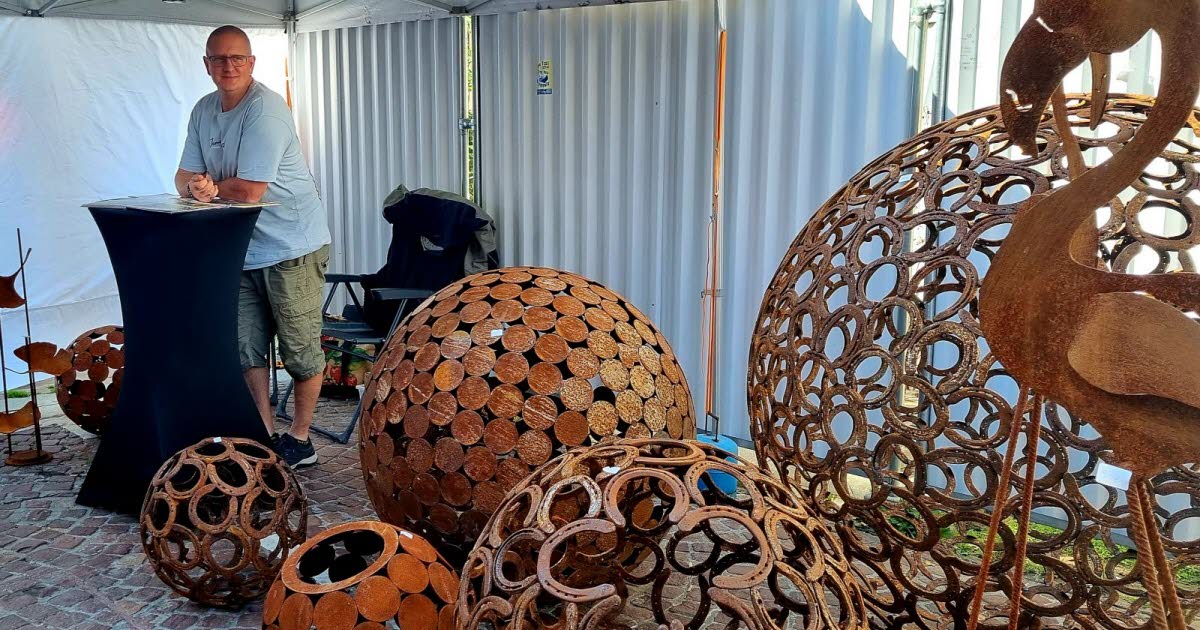 découvrez ce que cache ce sculpteur parmi le métal !