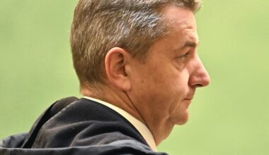 le maire recadré par la présidente du tribunal, avant d'être soumis aux questions de la procureure et des avocats