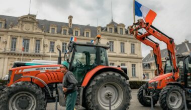 Isère. Des agriculteurs se font entendre à coups de canon effaroucheur devant la préfecture à Grenoble