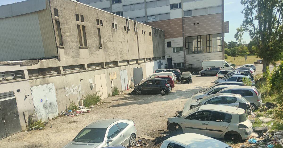 Grand Nancy. D’intrigantes épaves de voitures abandonnées à ciel ouvert dans le quartier des Provinces à Laxou