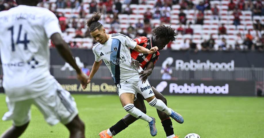 Nice accroché par le Paris FC, le match un temps interrompu après des chants homophobes
