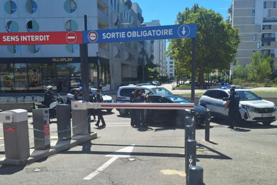 Mercredi 3 septembre, la police est intervenue en face du magasin, fermé depuis 3 jours. 
