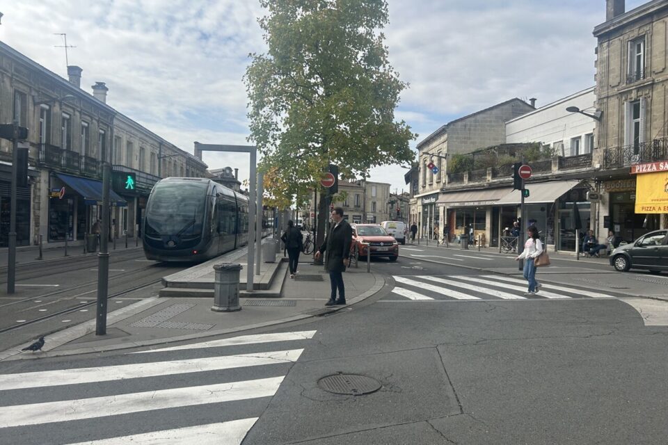 La place Louis Sarthou est coupée en deux avec le passage du tramway.