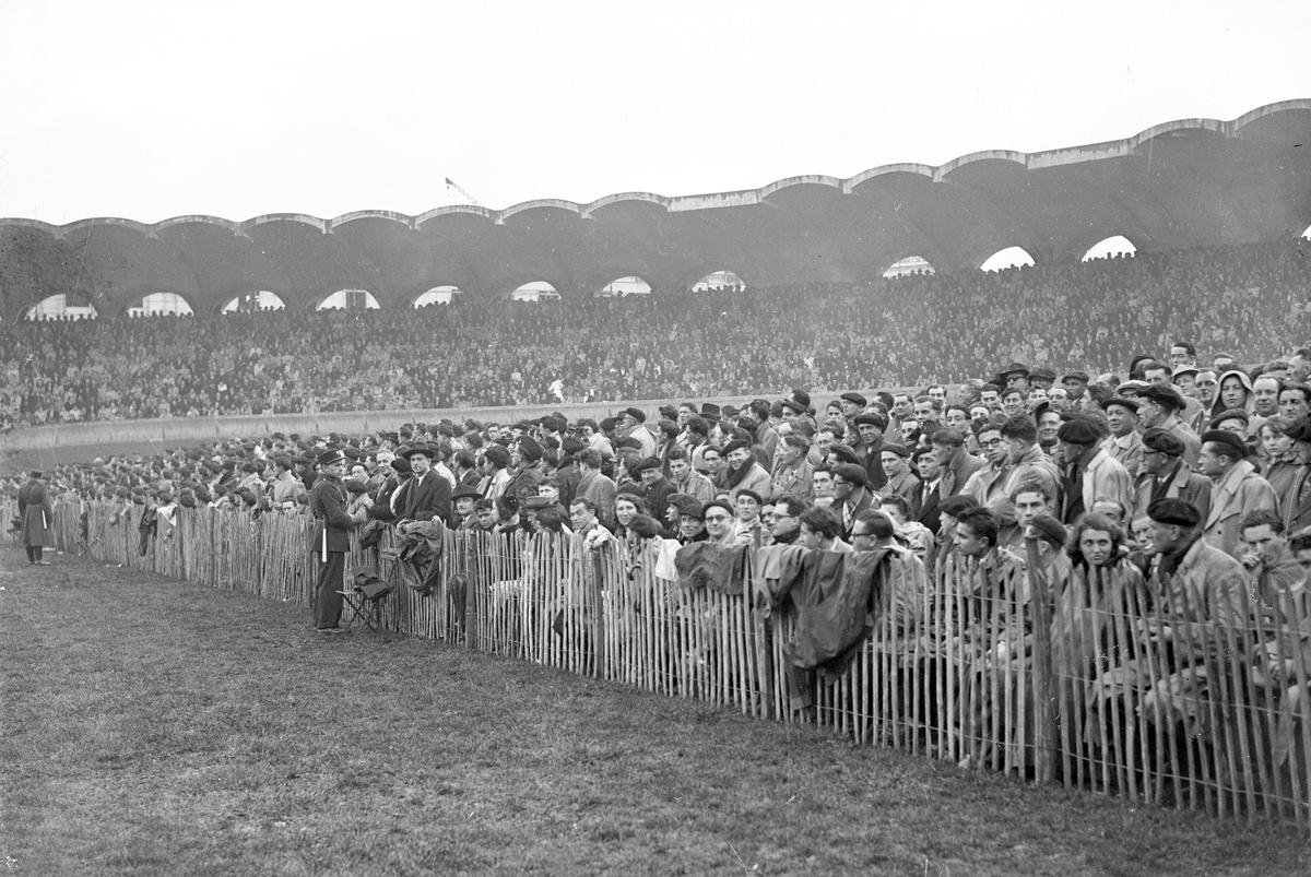 Bordeaux-Lille, le 12 février 1950. À l’époque, la plupart des supporters suivaient les matchs debout, au plus près des joueurs.