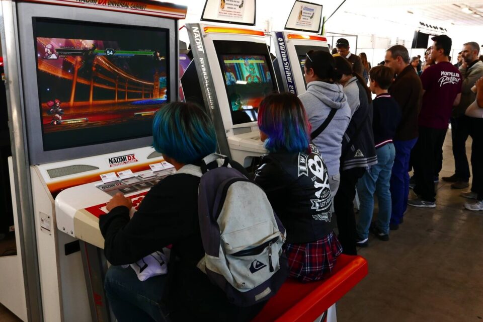 Les visiteurs testent les consoles mises à disposition dans l’espace jeux vidéo.