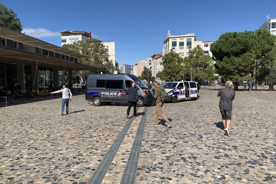 La police est intervenue sur le parvis de la mairie sur le coup de midi, procédant à des vérifications d'identité...