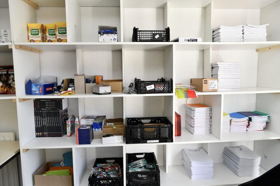 En plus des denrées alimentaires, l'épicerie Soleil propose également du matériel scolaire