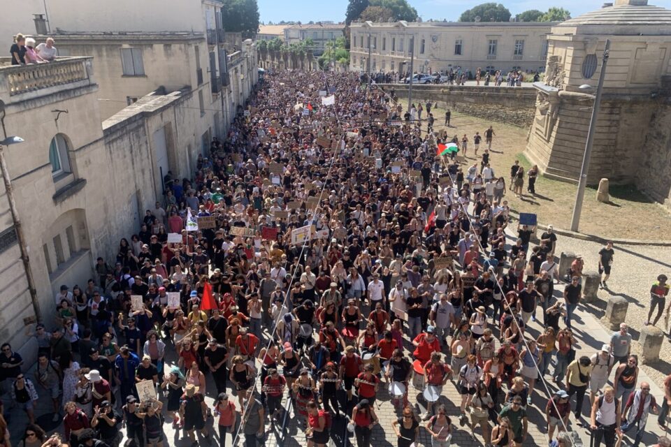 Vue du cortège depuis le Peyrou : 6000 personnes selon la police, au moins 8000 selon les journalistes