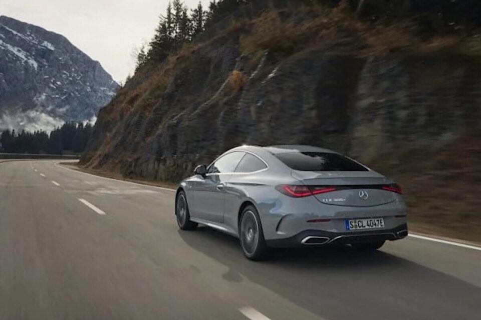 Le CLE 300e est capable de parcourir près de 90 km en ville, et même 80 km sur autoroute en autonomie électrique