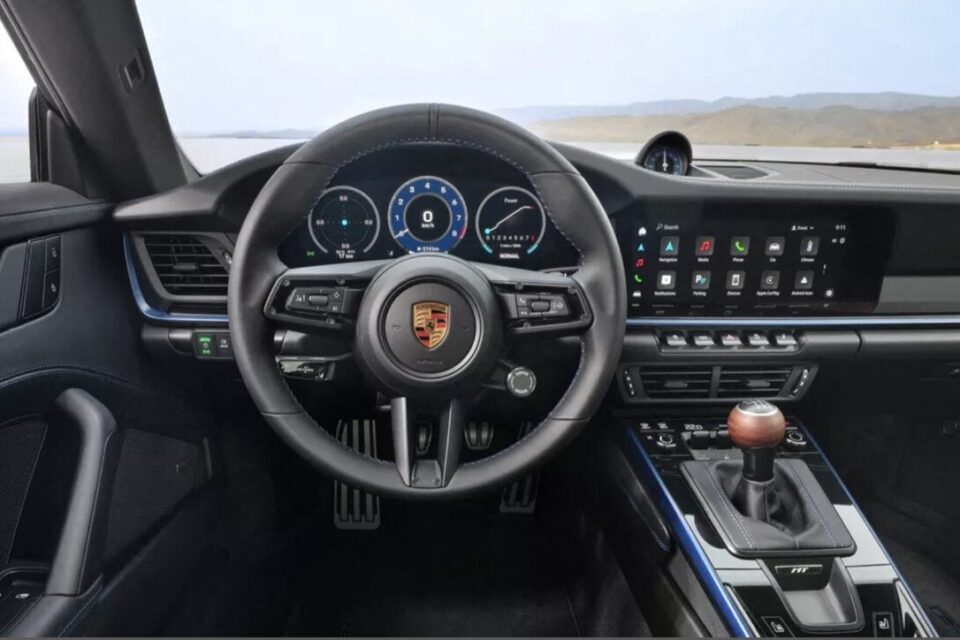 On retrouve le levier de vitesse en bois hérité de la Carrera GT