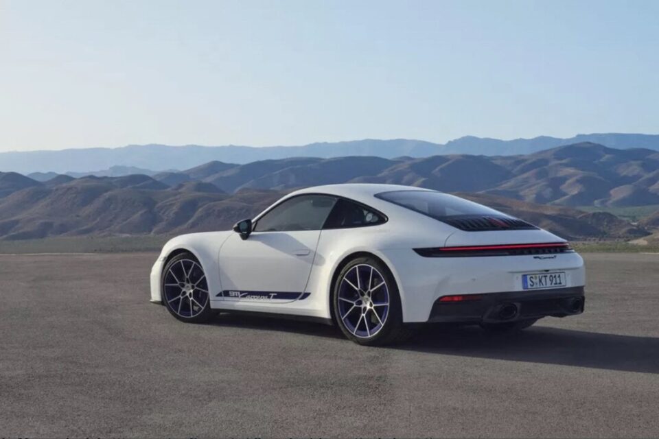 La 911 Carrera T profite des atours habituellement réservé à une GT3 Touring : châssis sport, boîte manuelle à 6 vitesses, freins étriers à six pistons à l’avant, échappement sport