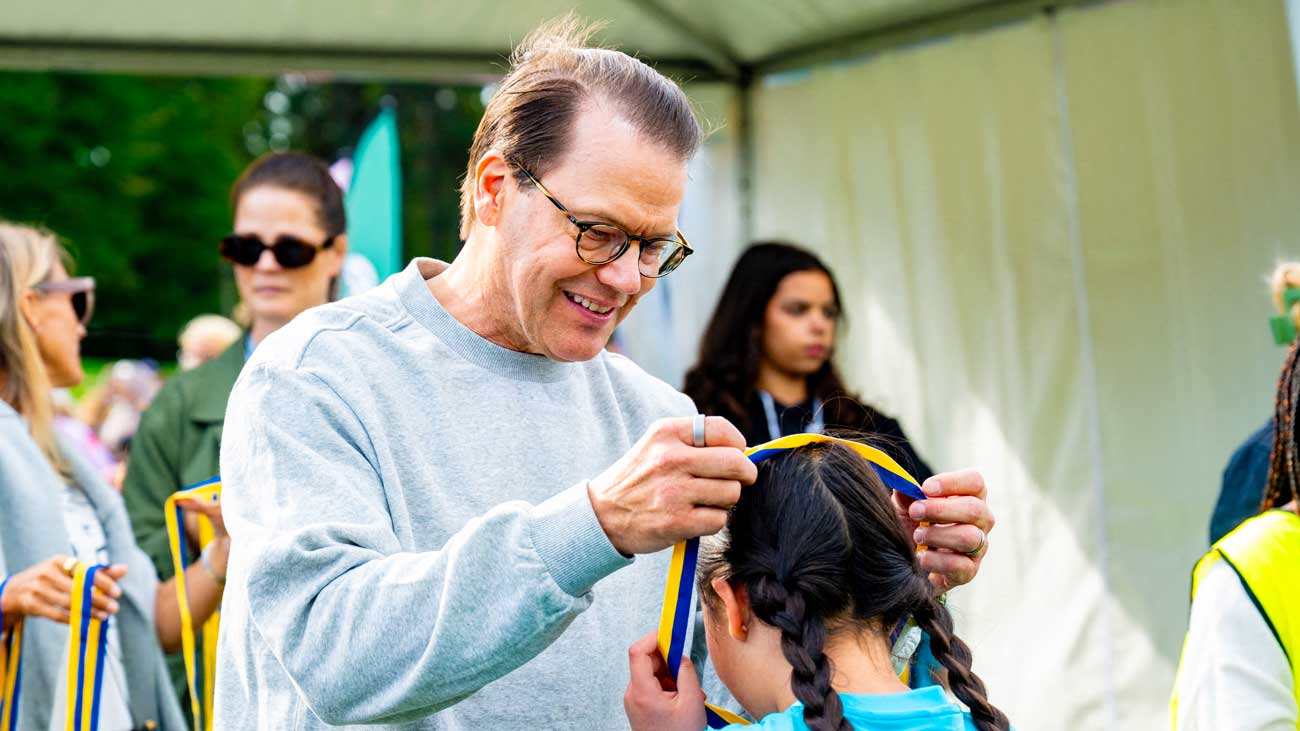 Le prince Daniel motive les enfants à bouger dans le parc de Haga