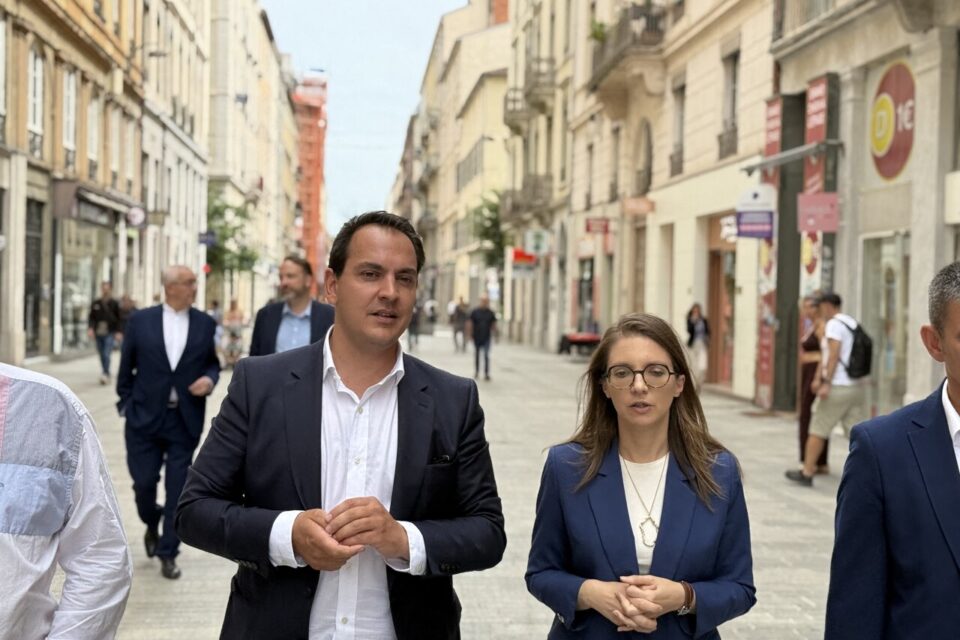 Pierre Oliver, maire LR du 2e arrondissement de Lyon et la ministre Aurore Bergé déambulant rue Victor Hugo, mercredi 23 juillet 2025.