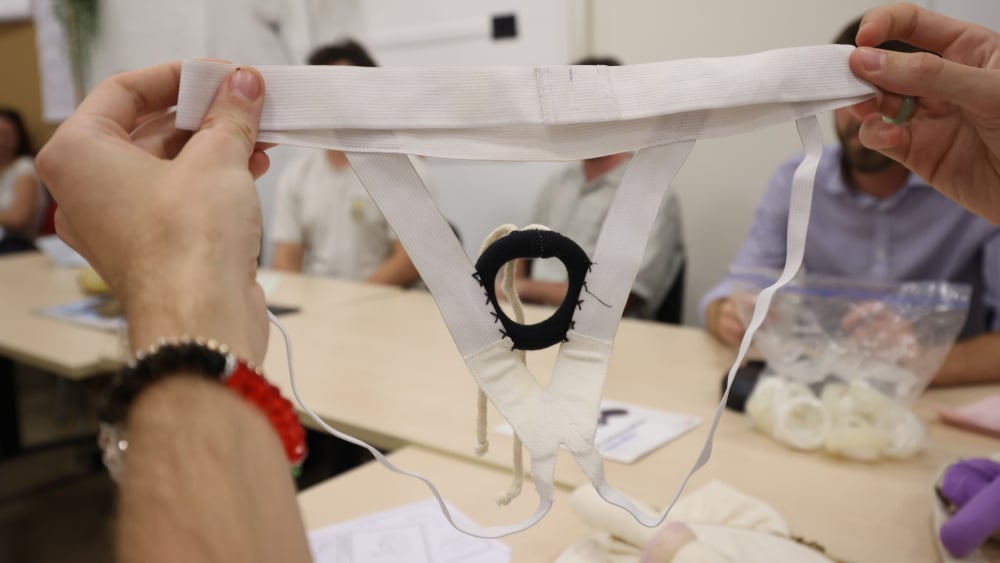 Slips chauffants, anneaux contraceptifs... à Marseille, l'association 13ticules informe sur la contraception masculine