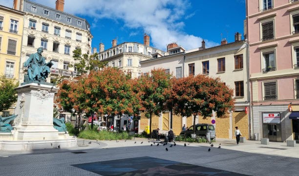 Place Ampère, la Caisse d'Epargne aussi a été victime des casseurs. Photo Christelle Lalanne