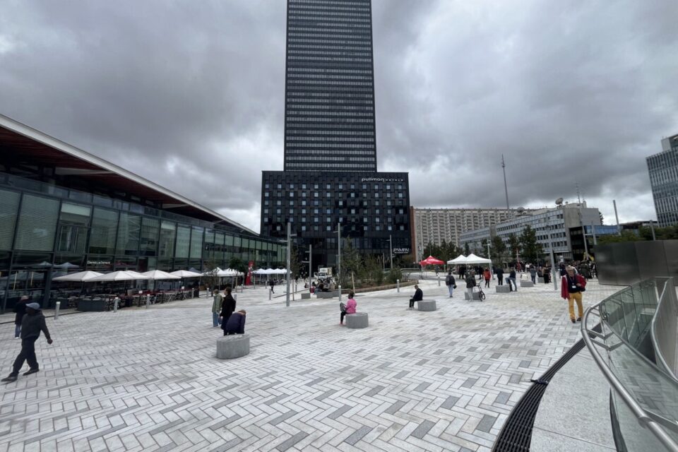 De nombreuses assises sont présentes sur la place.