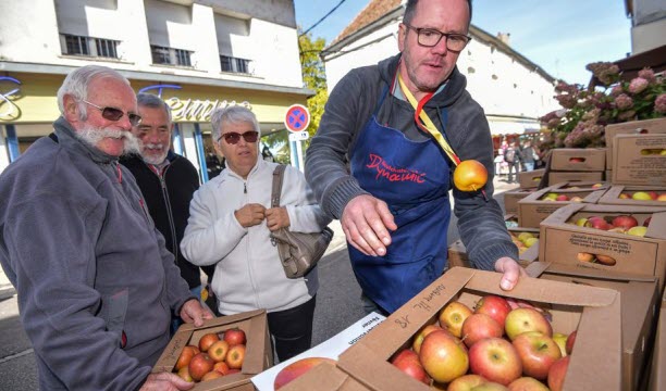 Plusieurs tonnes de pommes seront à nouveau vendues ce samedi à Neufchâteau. Photo d’archives J. Humbrecht