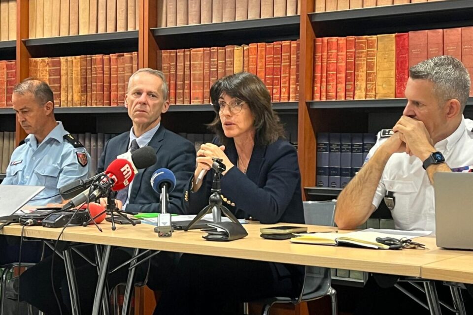 La préfète de l'Isère, Catherine Séguin, entourée du procureur de la République de Grenoble, Étienne Manteaux, de Jérôme Chappa, directeur interdépartementale de la police de l'Isère, et du colonel Frédéric Massip, commandant du groupement de gendarmerie de l'Isère.