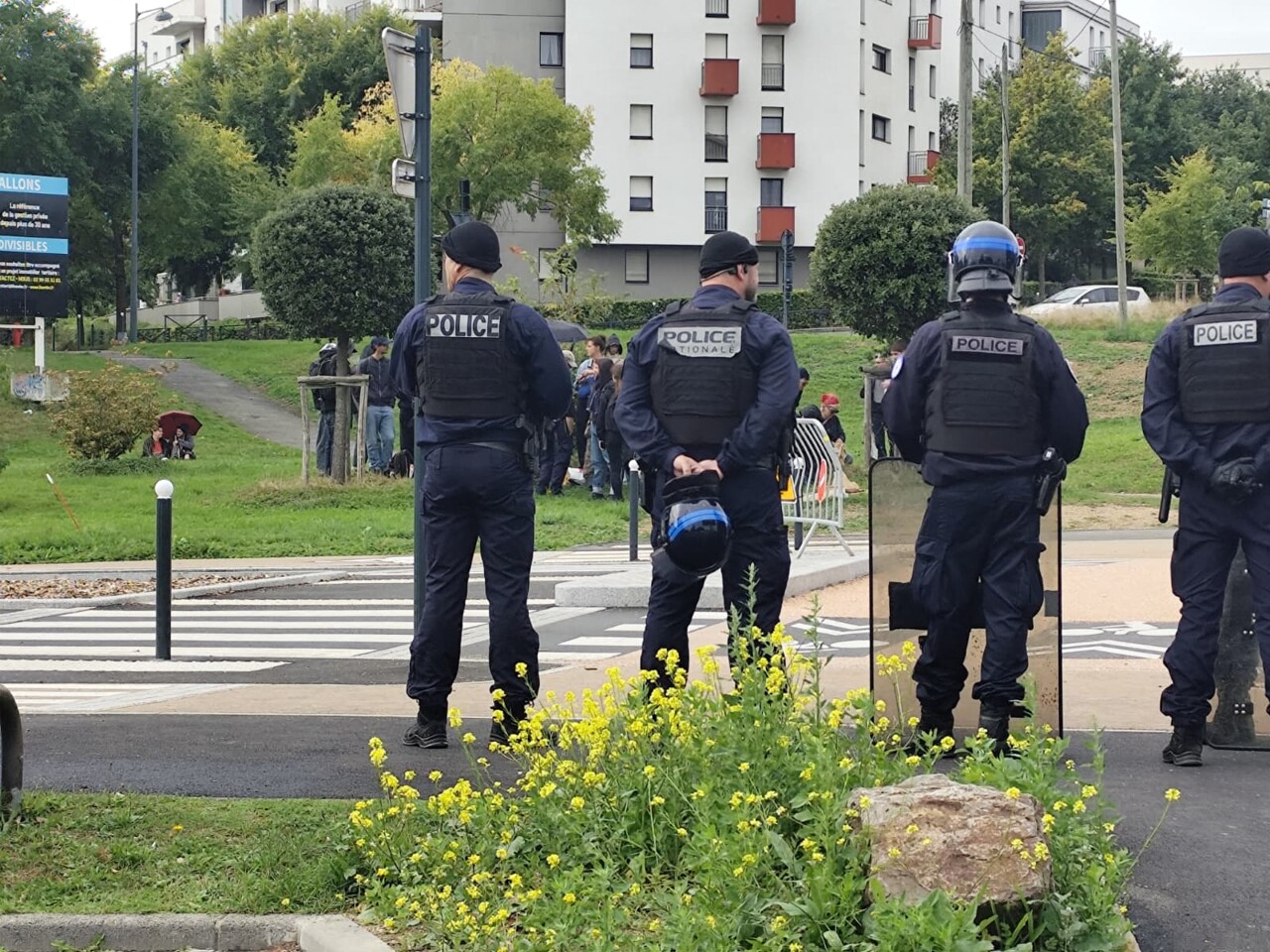 des rassemblements, dont un bloquant le trafic levé par la police