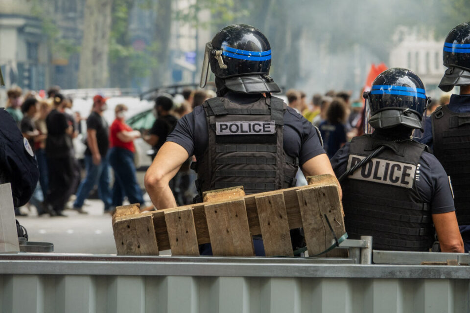 Des CRS surveillent les manifestants à Lyon le 10 septembre.