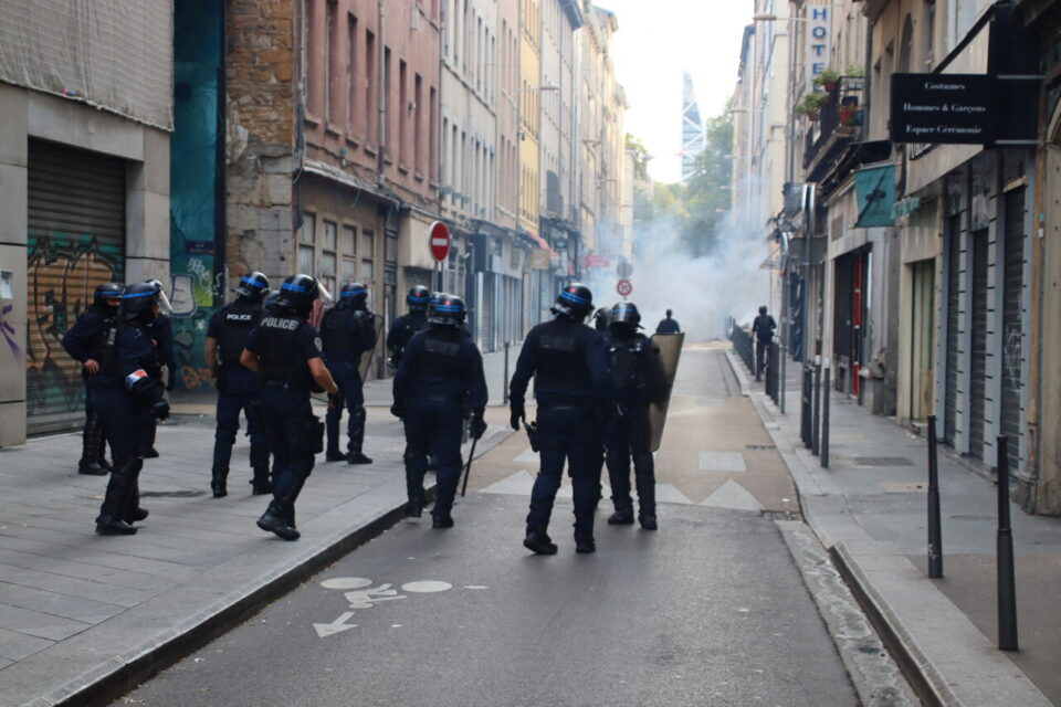 Les policiers ont fait usage de gaz lacrymogène dans le 3e arrondissement de Lyon, où des manifestants circulaient dans les rues ce mercredi matin.