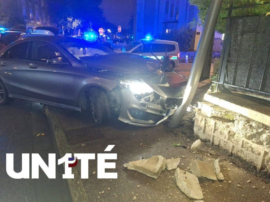 il tente de renverser un policier et encastre sa Mercedes dans un muret