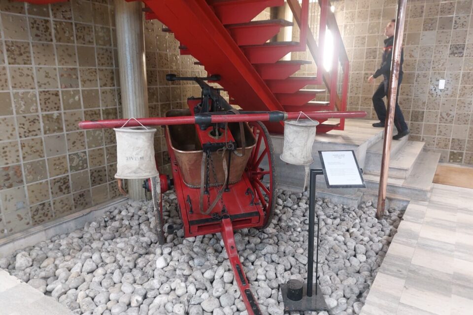 Une ancienne pompe à bras. 